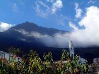 �glise de Cilaos au pied du Piton des Neiges
vous pouvez distinguer, � droite de l'�glise, 
l'h�tel des Thermes actuellement ferm� mais 
prochainement r�nov� ...
(vous pouvez cliquer pour agrandir la photo)